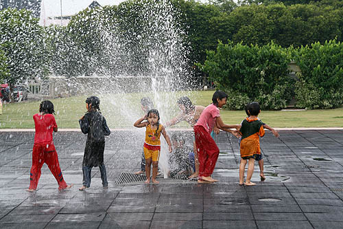 Kids-in-fountain